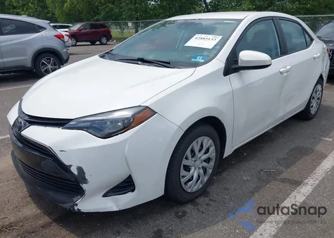 2018 Toyota Corolla Le z USA, uszkodzony, nr VIN 5YFBURHE3JP853226